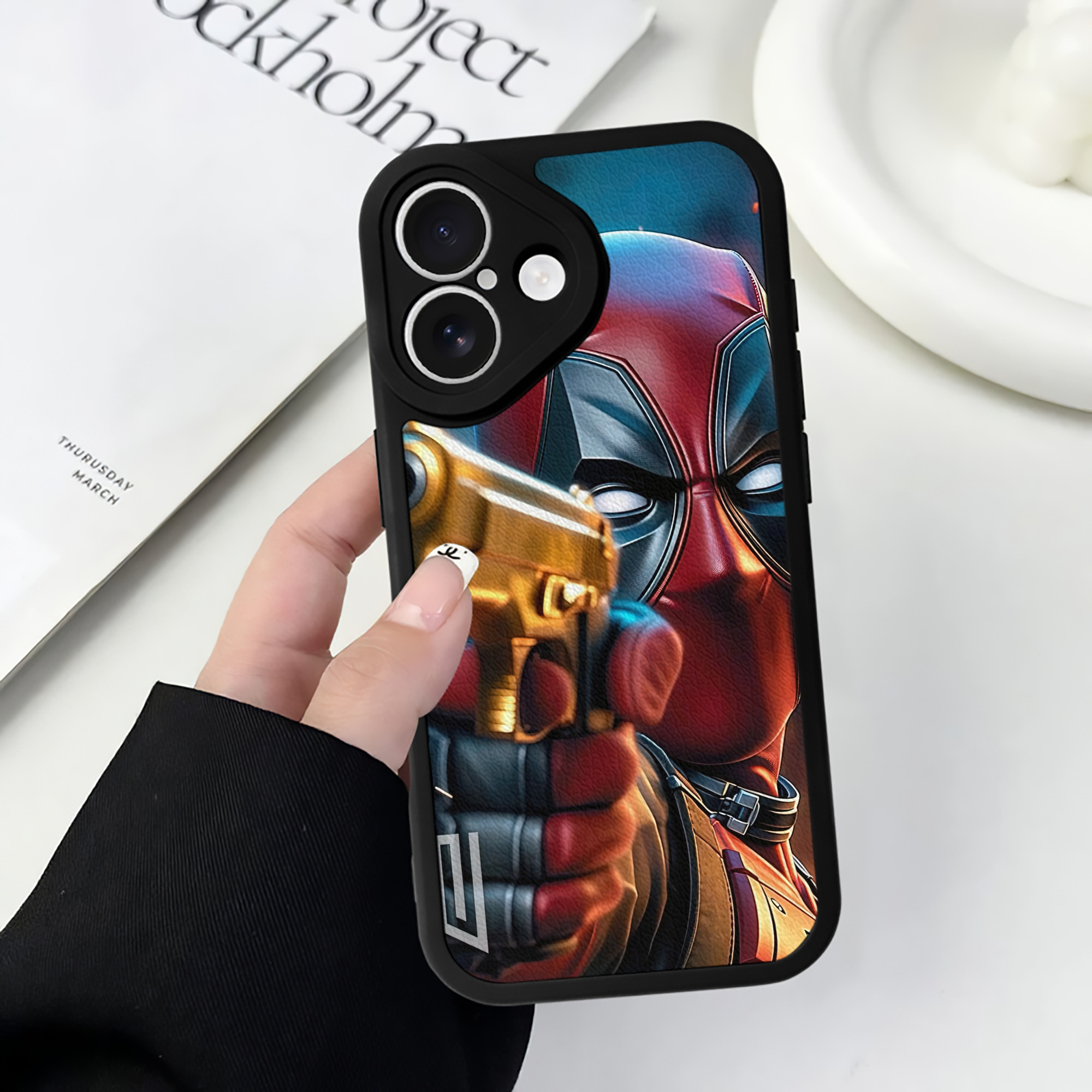 （画像用） Deadpool デッドプール 【iPhone 16シリーズ対応】シリコンスマホケース（レザー調） 材質：シリコン